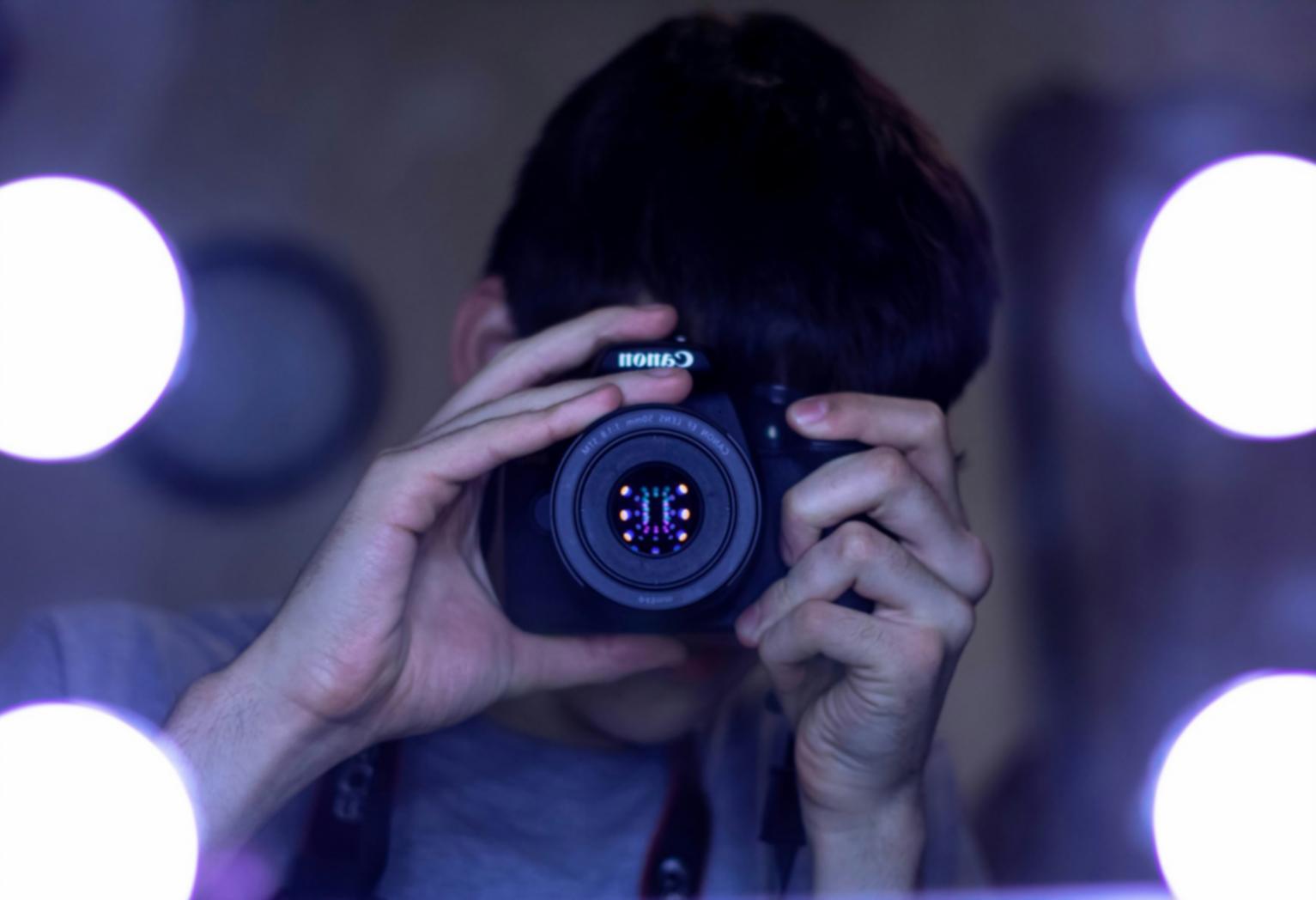 Studio di produzione video attrezzato per sessioni di editing professionale